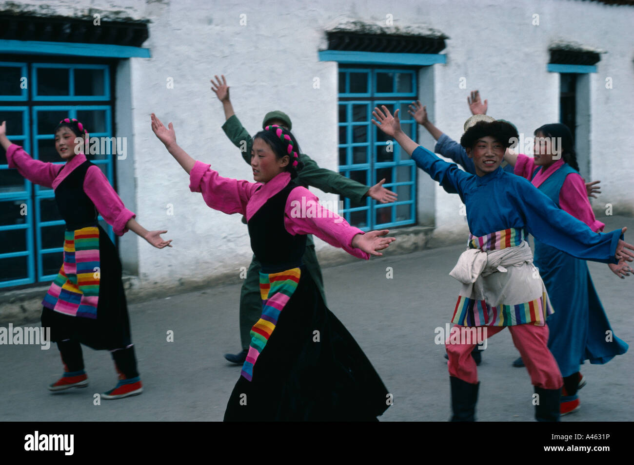 China Tibet Lhasa tibetischen Tänzerinnen in traditionellen Kostümen Stockfoto