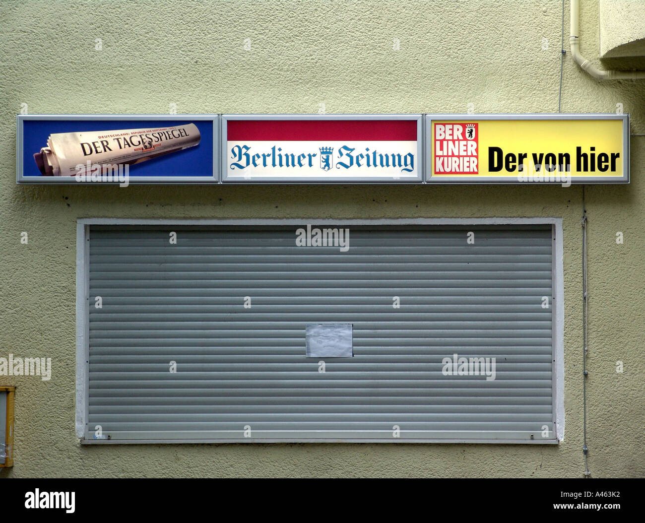 Geschlossene Kiosk mit Werbung für die drei größten Berliner Tageszeitungen Stockfoto