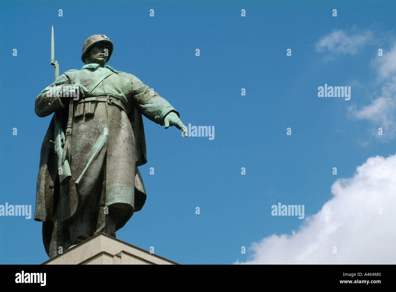 Sowjetische Ehre markieren in Berlin Tiergarten (Bildhauer Lew Kerbel), große Bronzefigur eines Soldaten der Roten Armee. Hinter der Stockfoto