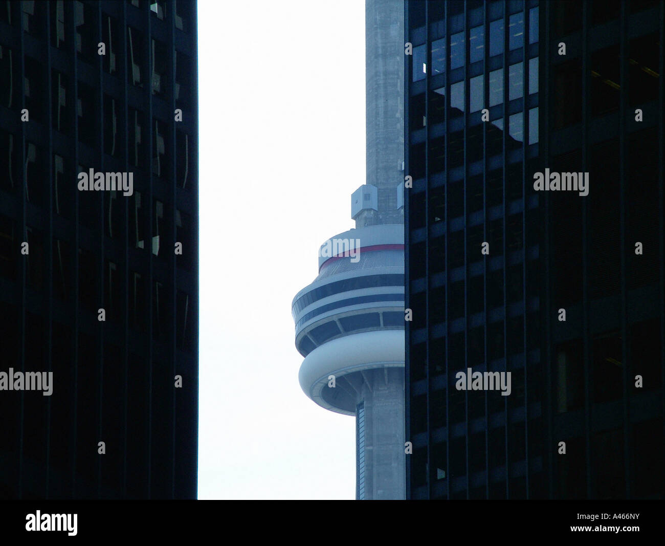 Kanadische Städte, CN Tower durch zwei Bürotürmen, Toronto Kanada versteckt. Stockfoto