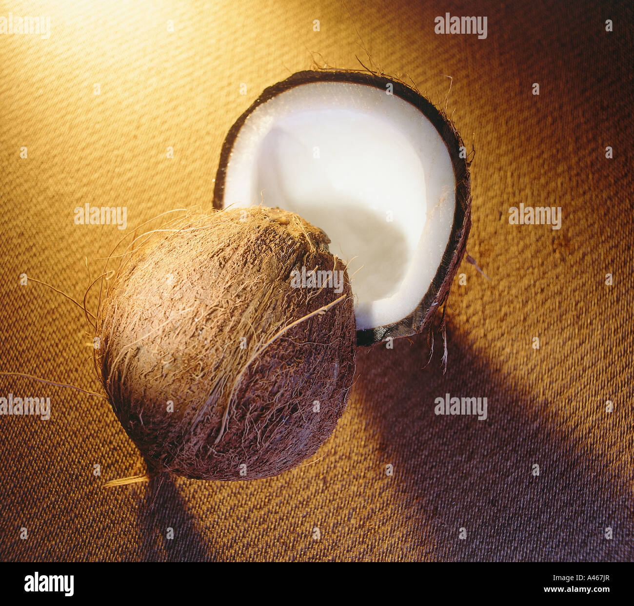 Eine halbierte Kokosnuss auf einer Kokosnuss-Matte Stockfoto