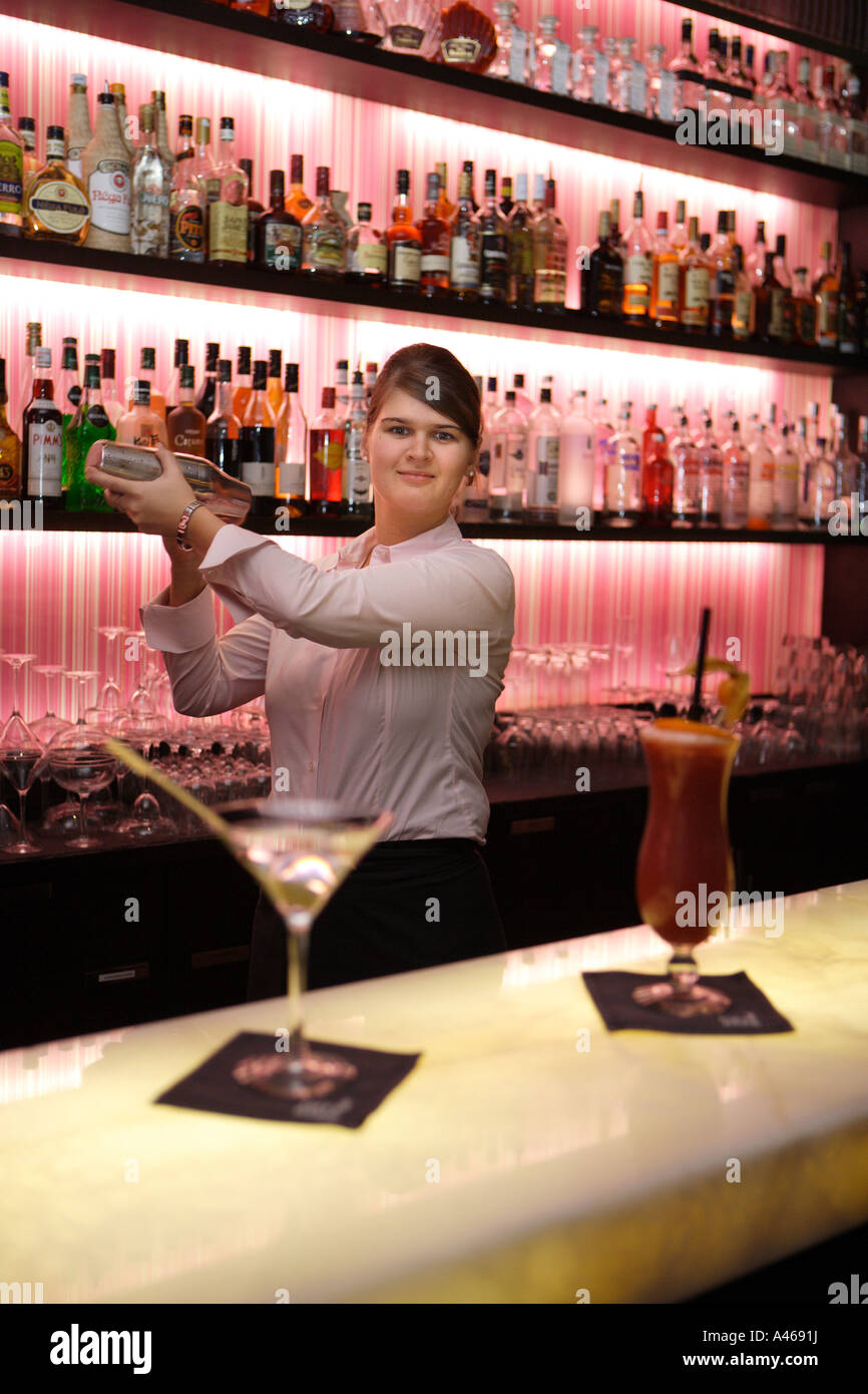 Barkeeper in der Bar Fifty Nine im Hotel Interconti Stockfoto