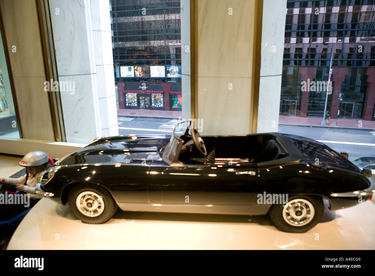 Großes Spielzeugautos stehen auf dem Display in den Spielzeugladen FAO Schwarz auf der 5th Avenue in New York City-NY-USA November 2004 Stockfoto