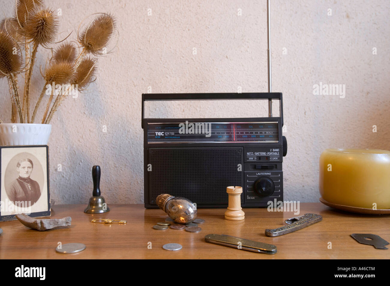 Tragbares Radio und eine kleine Sammlung von alten Sachen auf einer Kommode gelegt Stockfoto