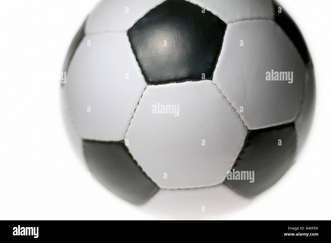 Ein Fußball auf weißem Hintergrund Stockfoto