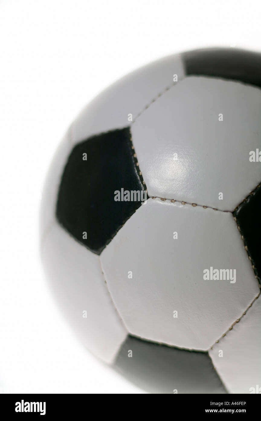 Ein Fußball auf weißem Hintergrund Stockfoto