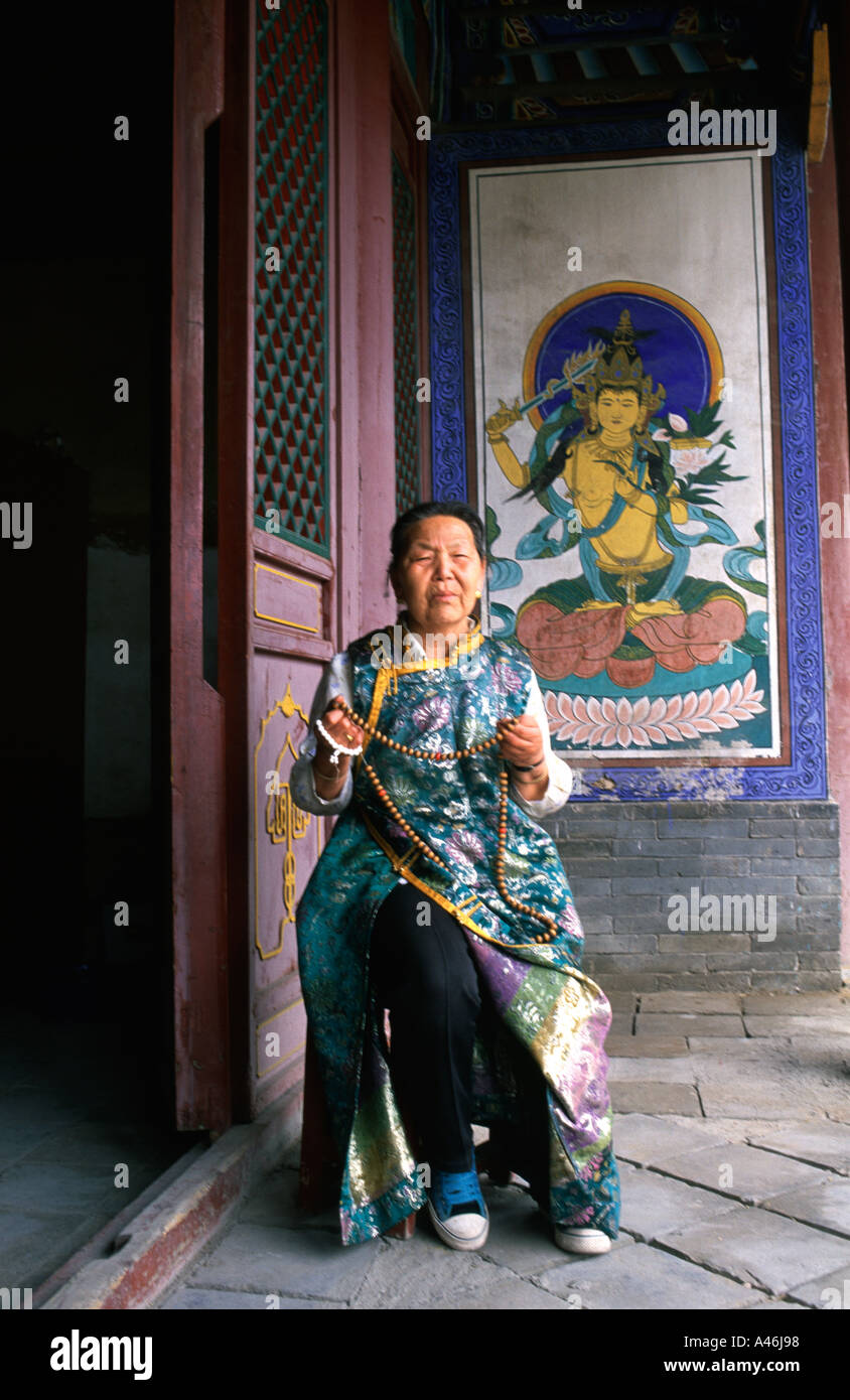 Ältere Frau mit gebetsperlen an Ih Juu oder Da Zhao Tempel, einem buddhistischen Kloster im Jahre 1579 in Hohhot Hauptstadt der Inneren Mongolei in China aufgebaut Stockfoto