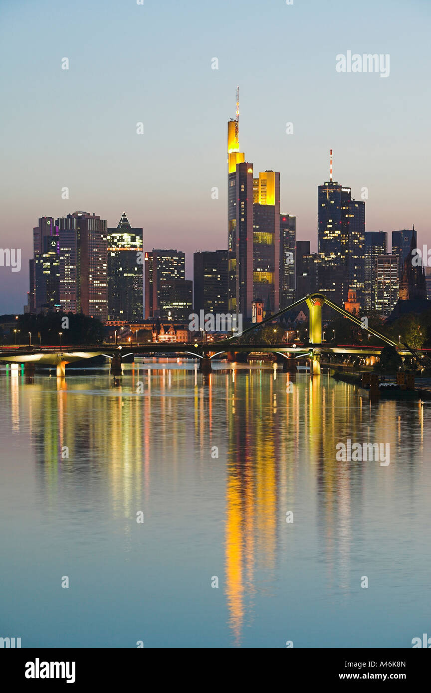 Stadtbild von Frankfurt am Main am Abend, Deutschland Stockfoto