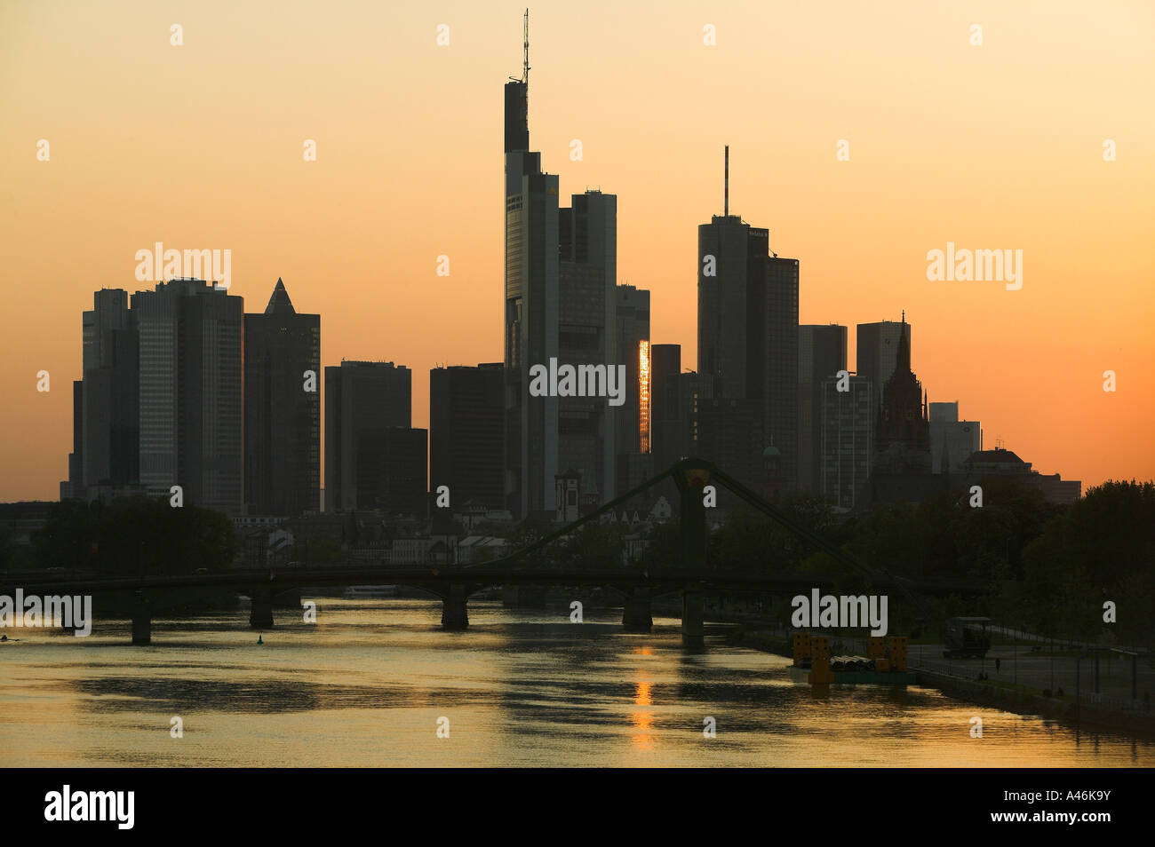 Stadtbild von Frankfurt am Main am Abend, Deutschland Stockfoto