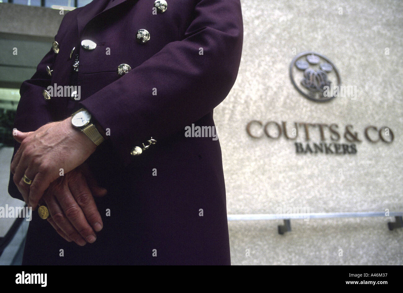 Ein Portier steht vor dem Eingang zur Coutts Bank auf dem Strand in London. Stockfoto