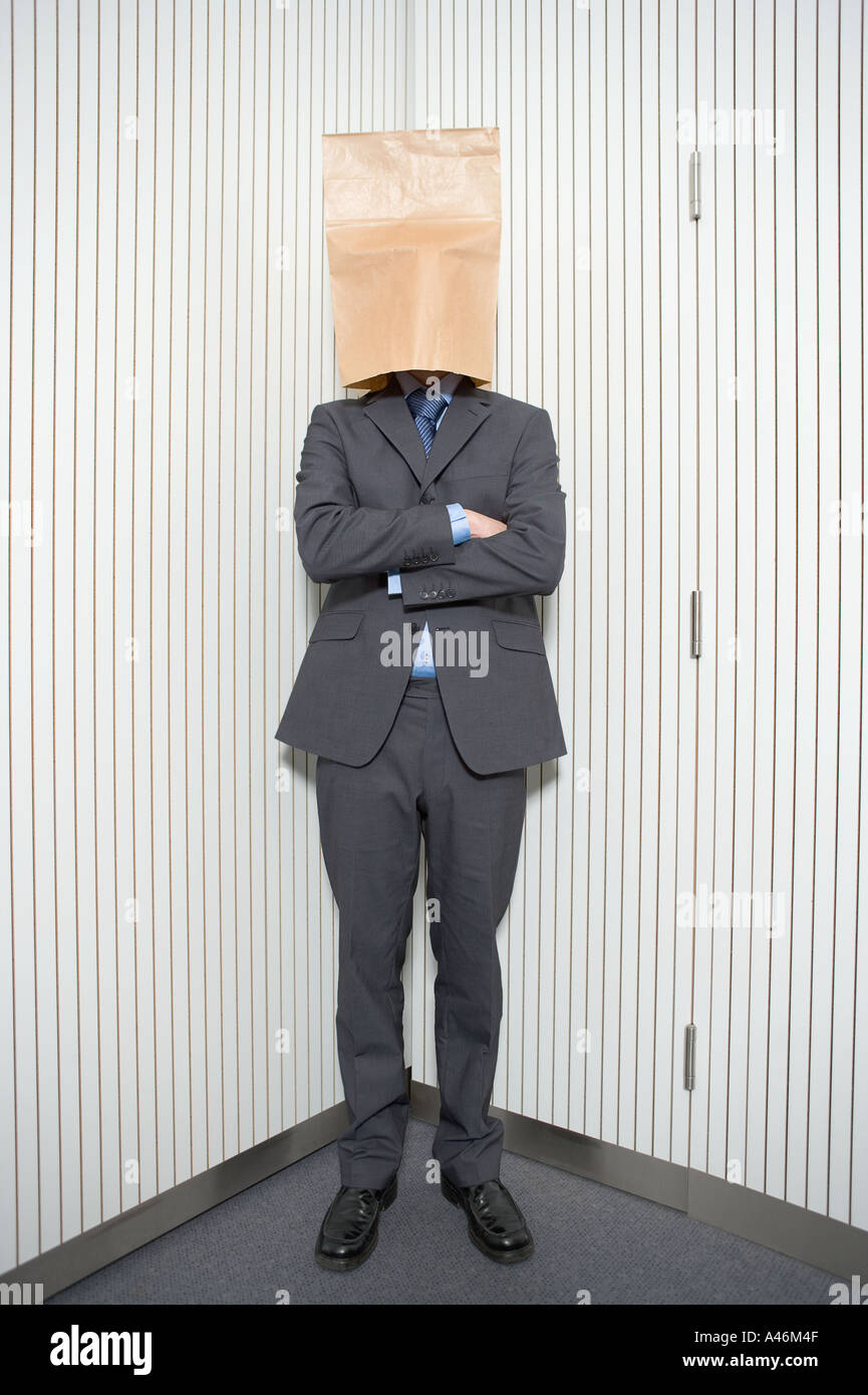 Geschaftsmann Mit Papiertute Auf Kopf Stockfotografie Alamy