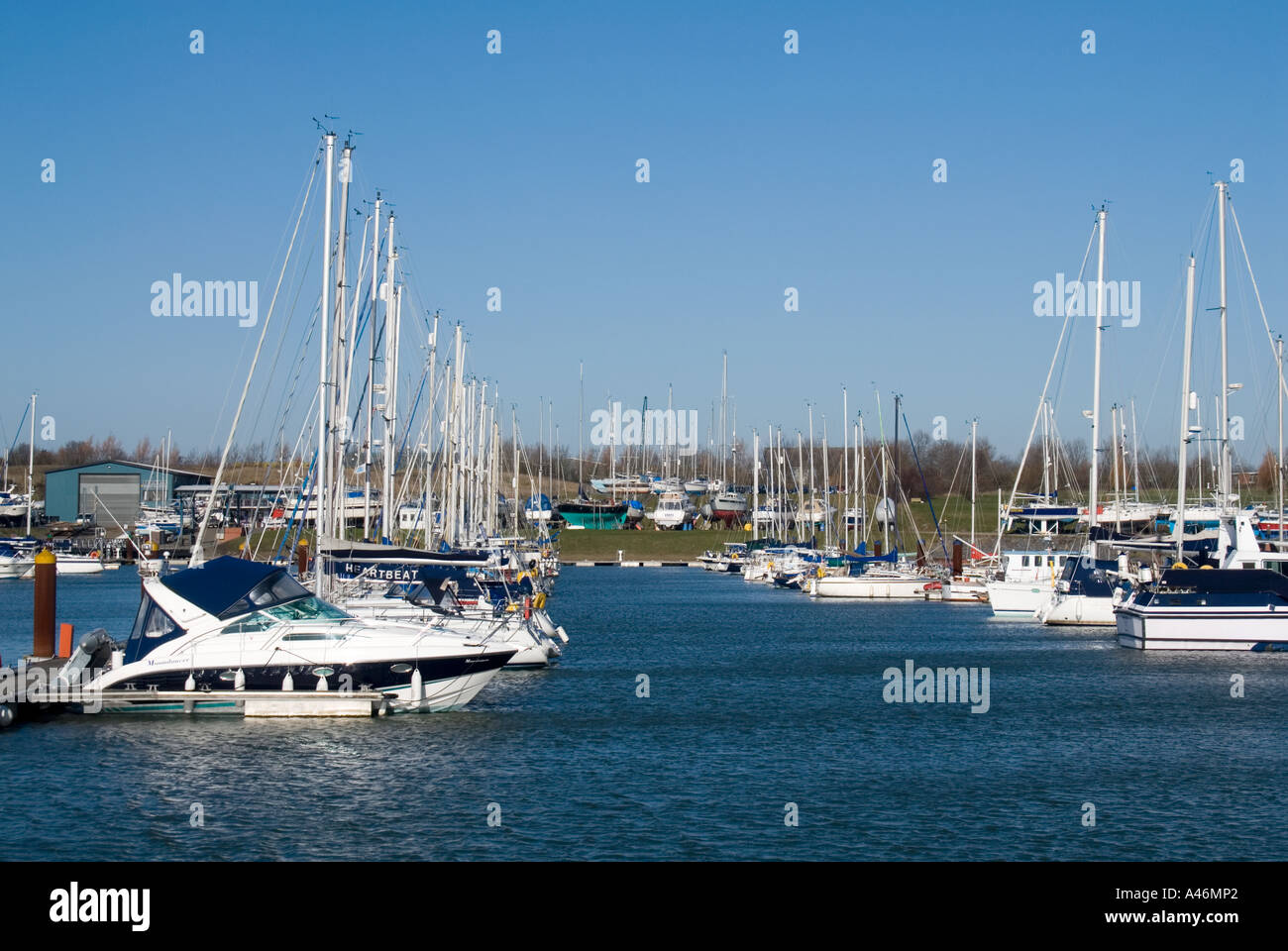 Boote und Segelboote an den Anlegestellen in Burnham am Yachthafen Crouch in einem sonnigen Maldon District von Essex England Stockfoto