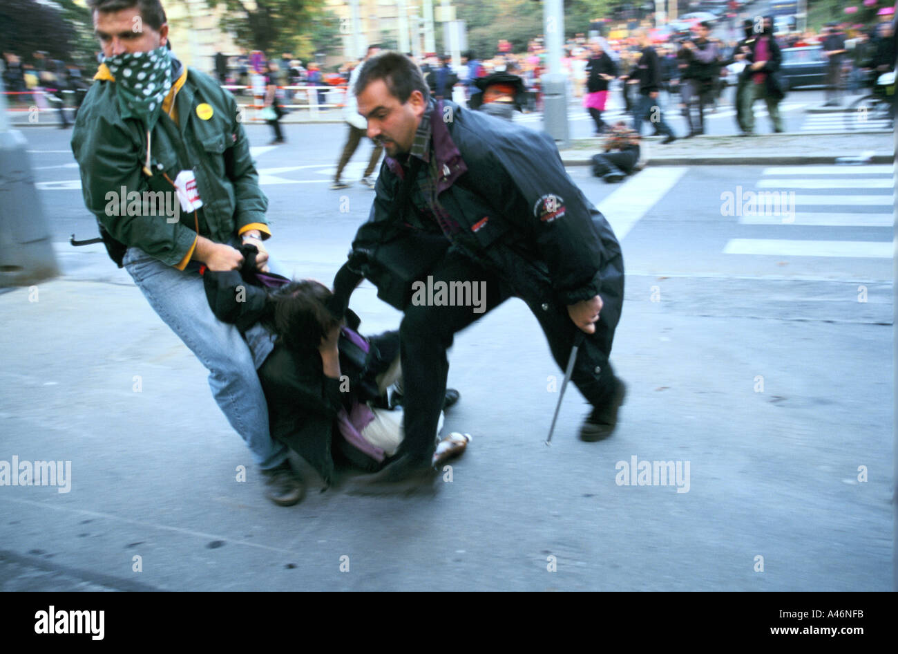 Polizei verhaftet Randalierer auf die Anti-Globalisierung Unruhen auf 55. Jahrestagung der IWF-Weltbank-Prag-Tschechische Republik Stockfoto