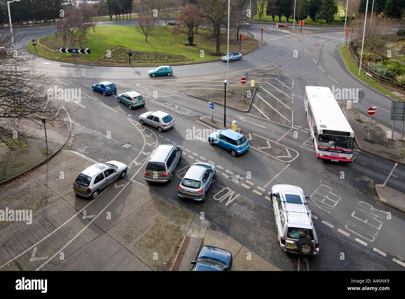 Chelmsford Stadt Geschäftsmitte-Karussell umfasst Autos Parkhaus verlassen Stockfoto