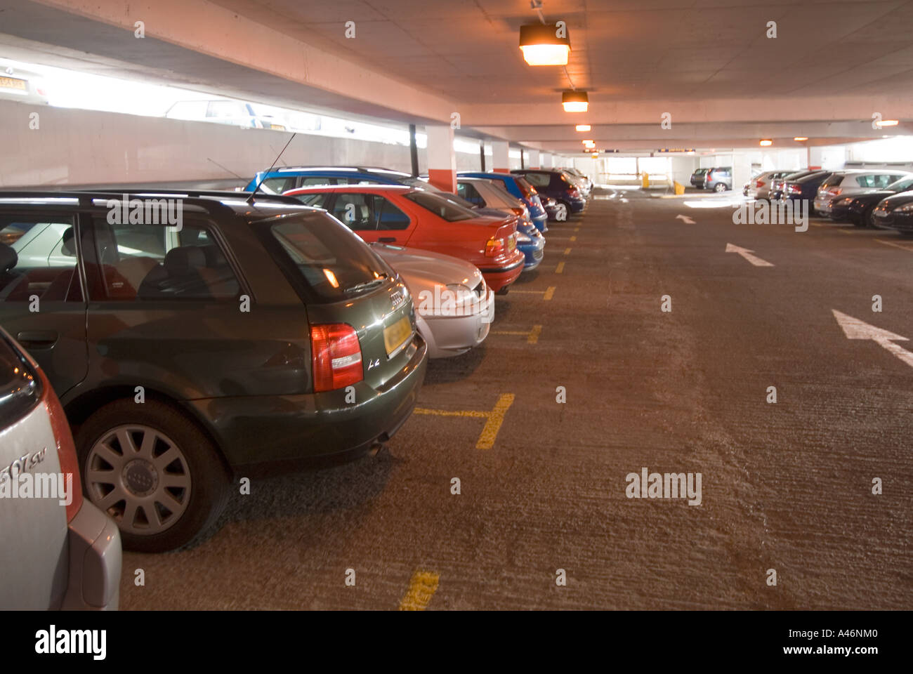 Innenansicht des besetzten PKW-Stellplätze im Stadtzentrum Parkhaus Stockfoto