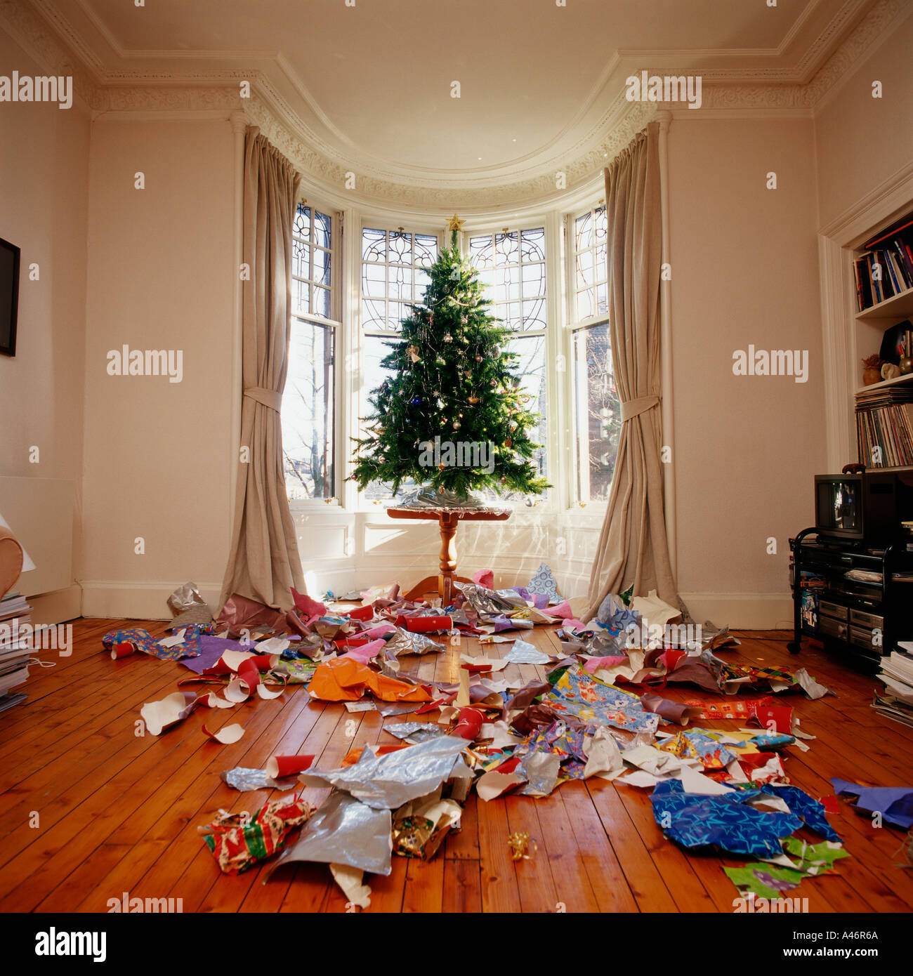 Unordentliche Wohnzimmer an Weihnachten Stockfoto