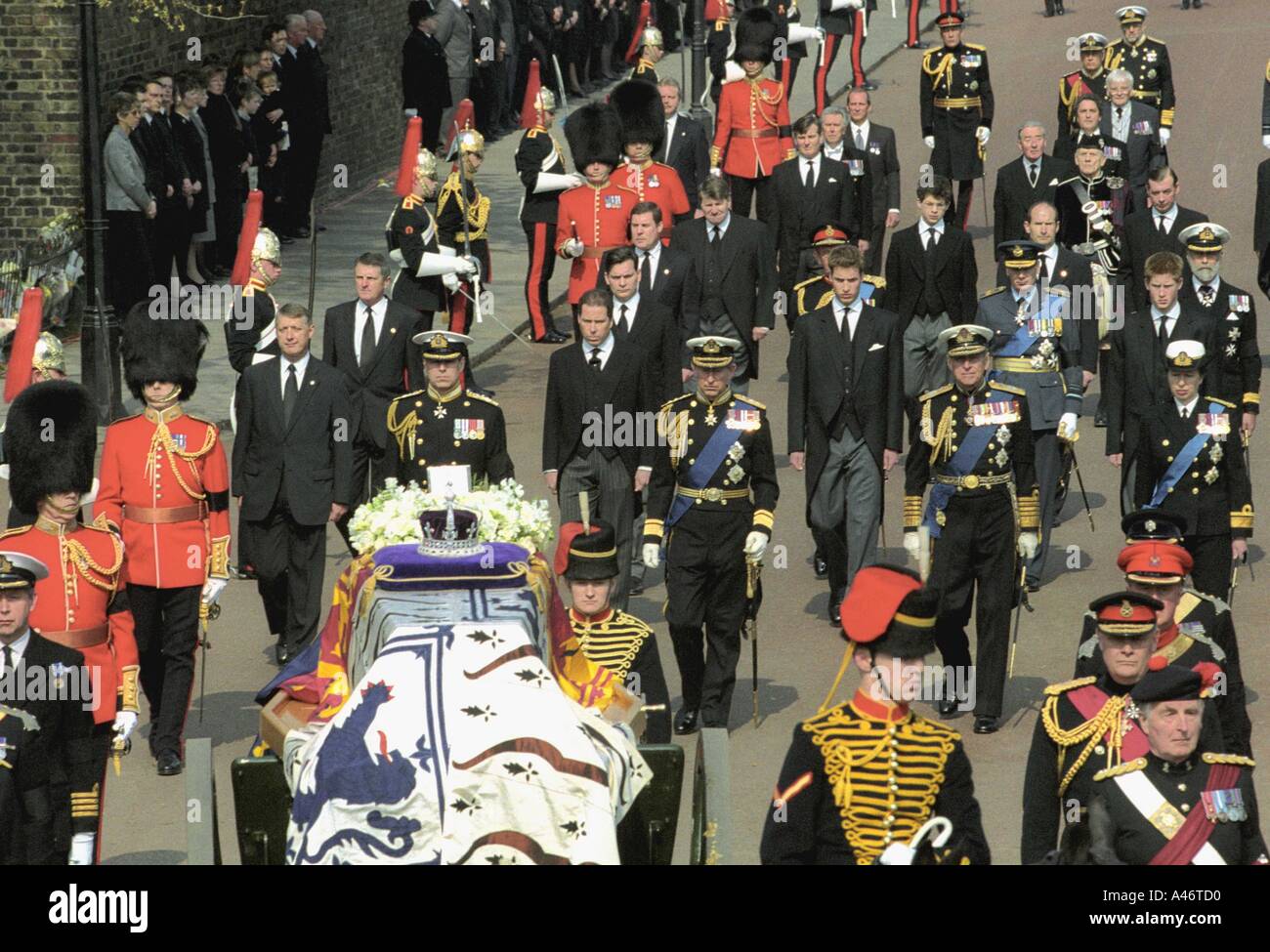 Prinz William und Prinz Micheal Kent Fuß hinter der KöniginMutter s Sarg bei ihrer Beerdigung