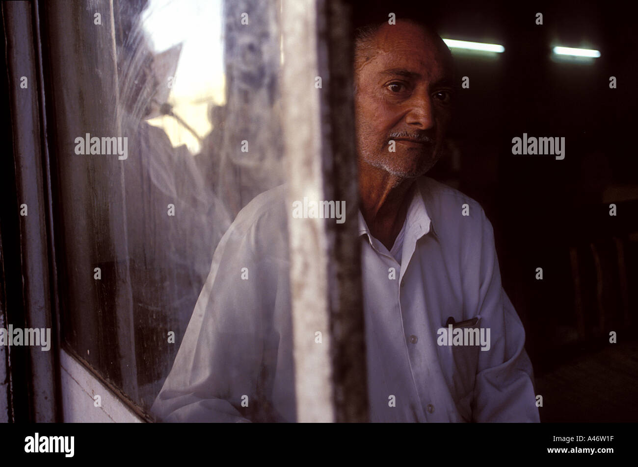 Ein Mann im Inneren der Hasan Ajmi Café al Rashid ulica, Bagdad, Irak Stockfoto