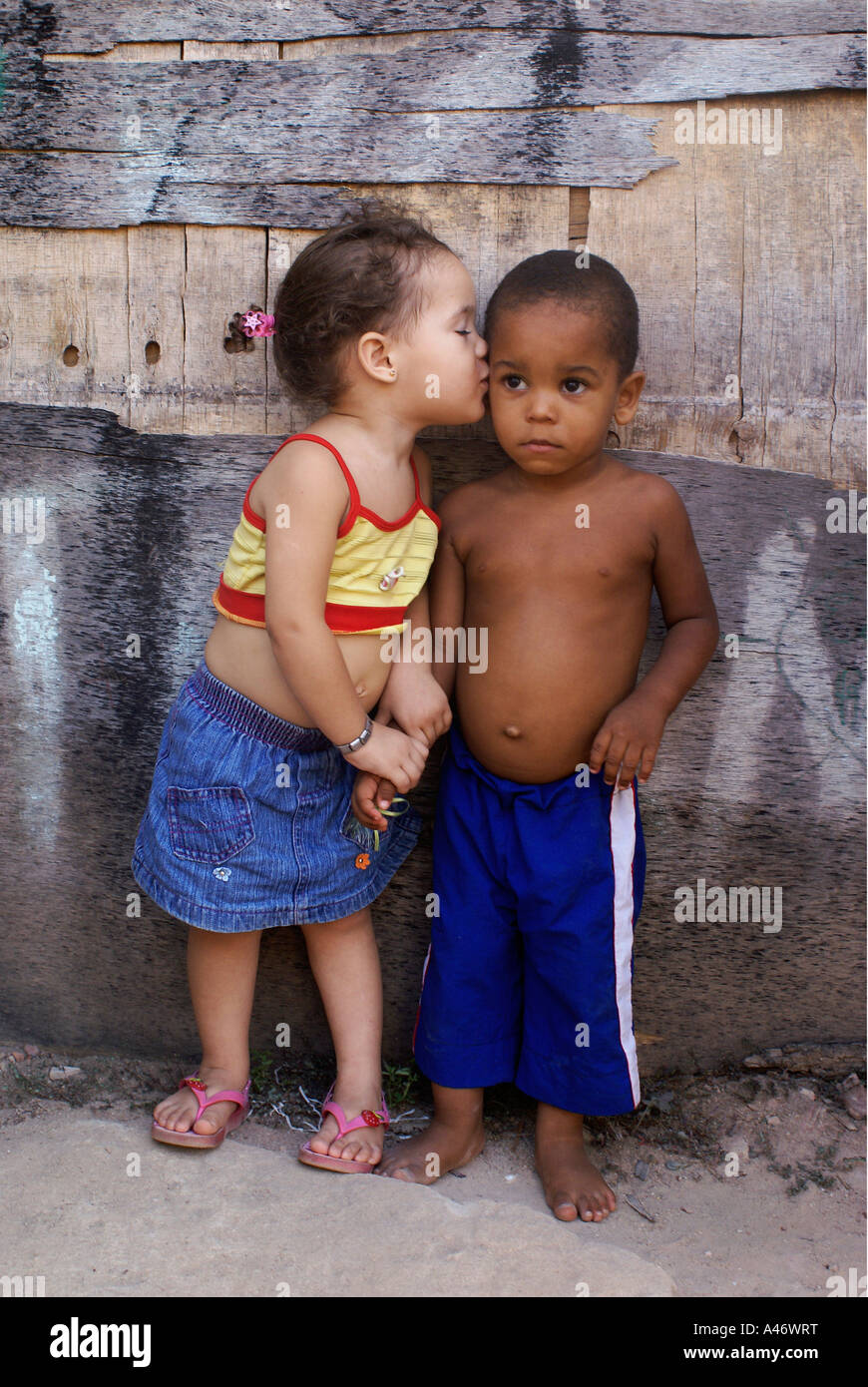 Weiße Mädchen Küssen Einen Schwarzen Junge Auf Die Wange Recife 