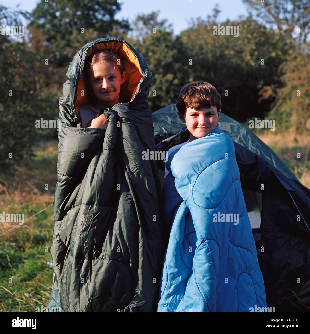 Kinder im Schlafsack Stockfoto