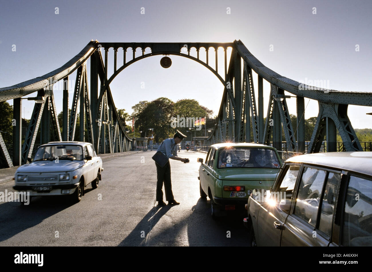 Glienicker Brücke, Wachen DDR-Grenze kontrollieren Pässe in Autos, Berlin, Deutschland Stockfoto