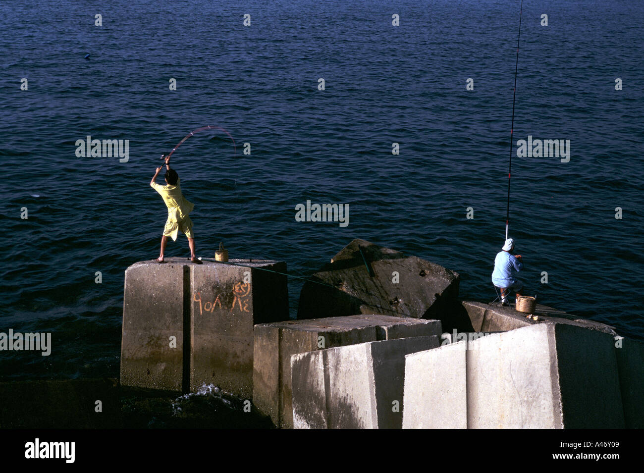 Junge Männer Angeln vom versunkenen Panzersperren an der Corniche in Beirut, Libanon Stockfoto