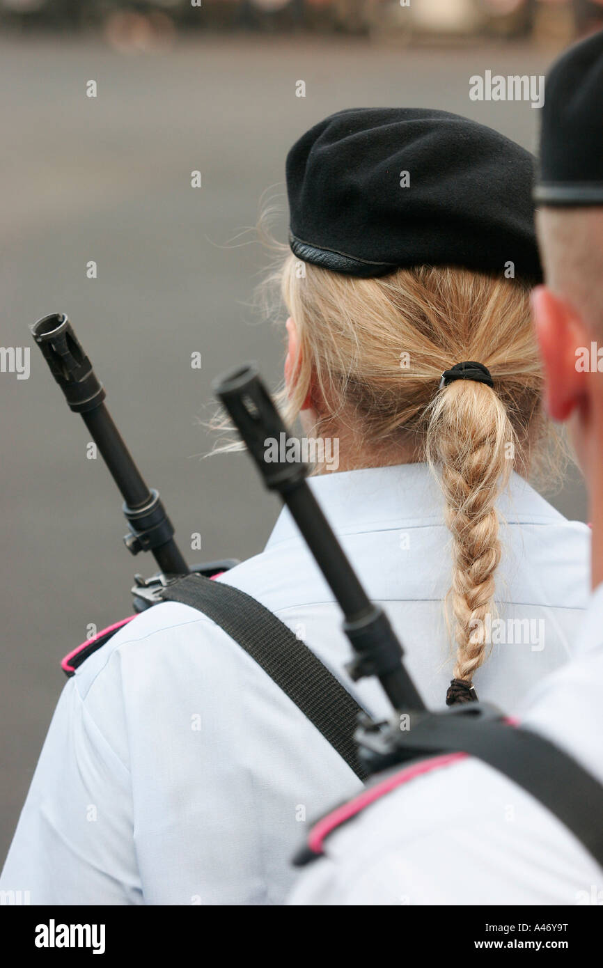 Soldatin der Bundeswehr mit Zopf ist aufzubringen aufgereiht Stockfoto