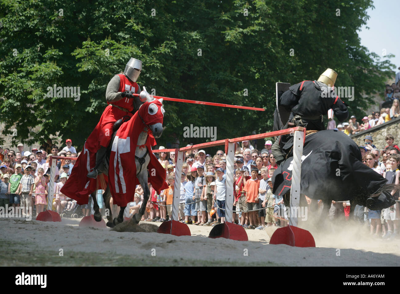 Zwei Ritter zu Pferde kämpfen mit Lanzen bei einer Show auf der Festung Ehrenbreitstein bei Koblenz, Rheinland-Pfalz Stockfoto