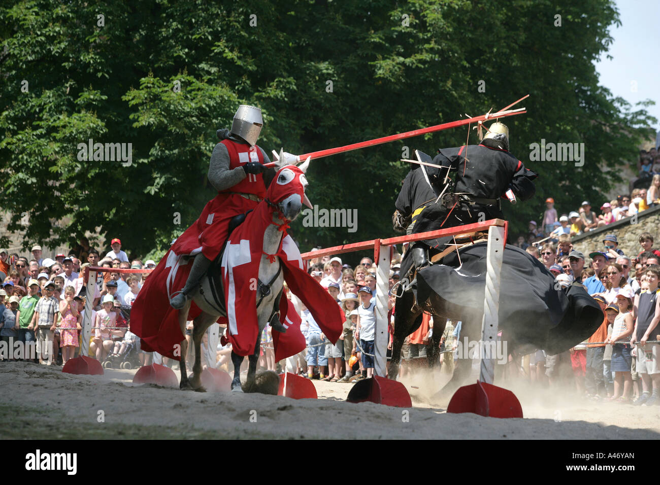 Zwei Ritter zu Pferde kämpfen mit Lanzen bei einer Show auf der Festung Ehrenbreitstein bei Koblenz, Rheinland-Pfalz Stockfoto