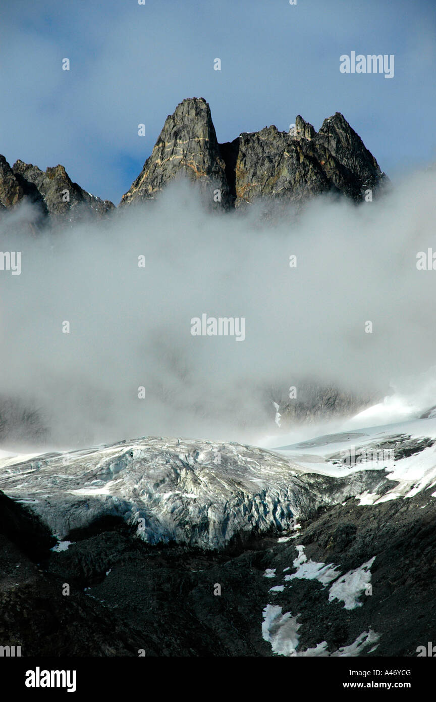 Band der Nebel über dem Gletscher mit Berg Innatsiaat Eastgreenland Stockfoto