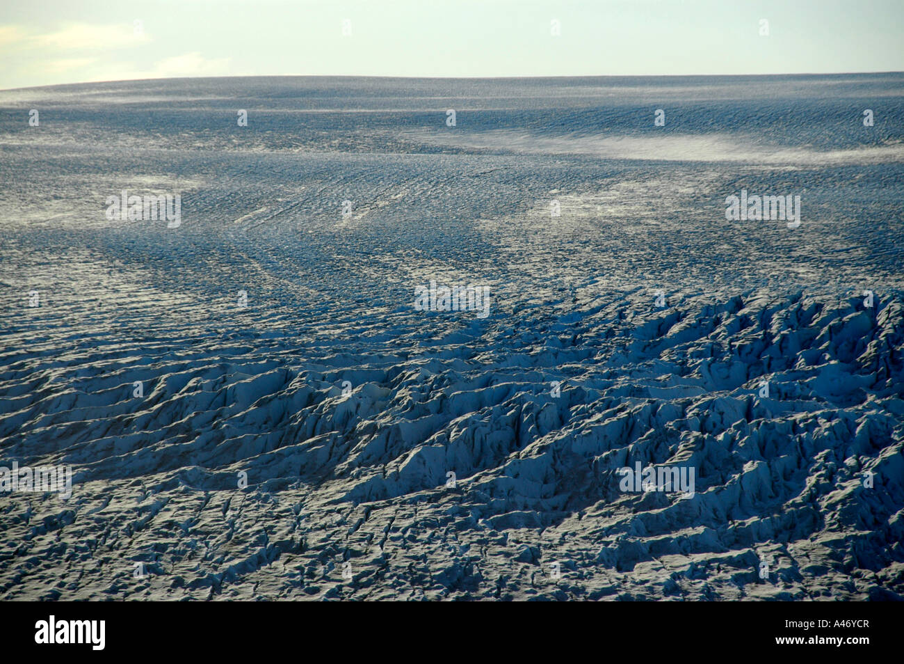 Riesigen Inlandeis Schild mit Gletscherspalten am Apuserserpia Gletscher Eastgreenland Stockfoto
