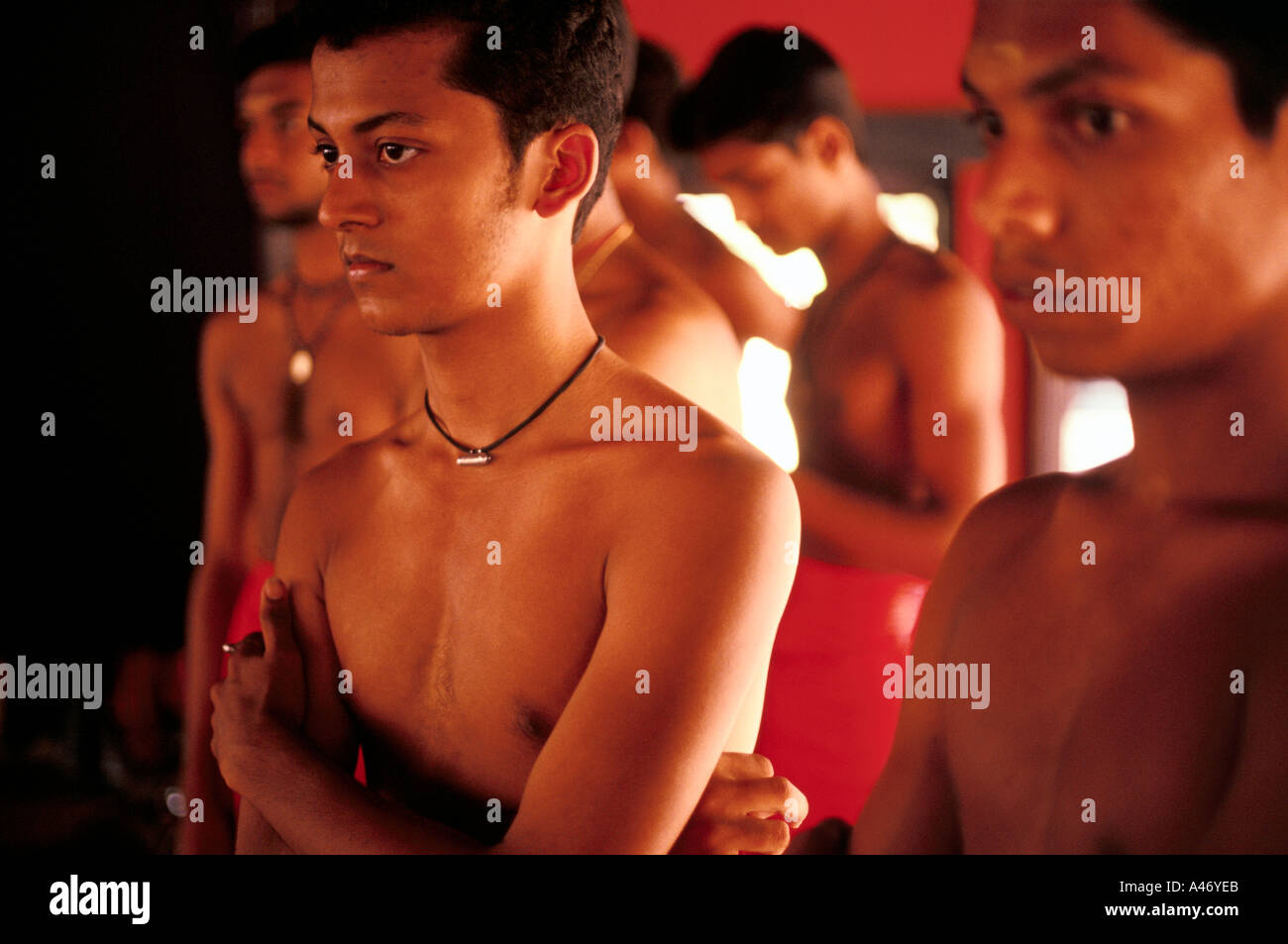 Kathakali-Studenten an der Kerala Kalamandalam sehen einen Lehrer während des Unterrichts Weisungsrecht Stockfoto