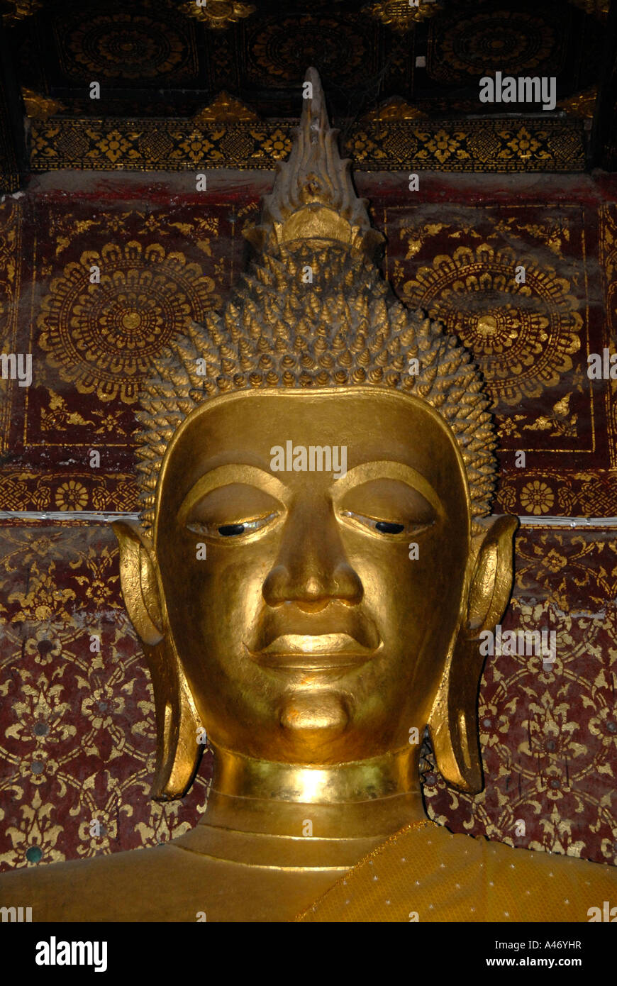 Goldene Leiter des ehrwürdigen Buddha-Statue im Tempel Wat Xieng Thong Luang Prabang Laos Stockfoto
