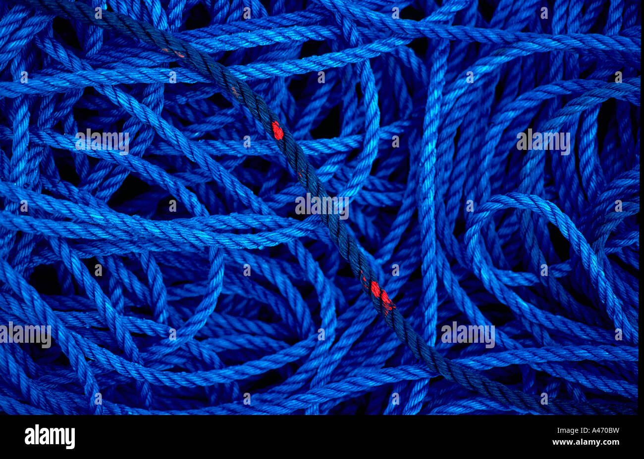 Blaues Seil mit roter Farbe blots Stockfoto