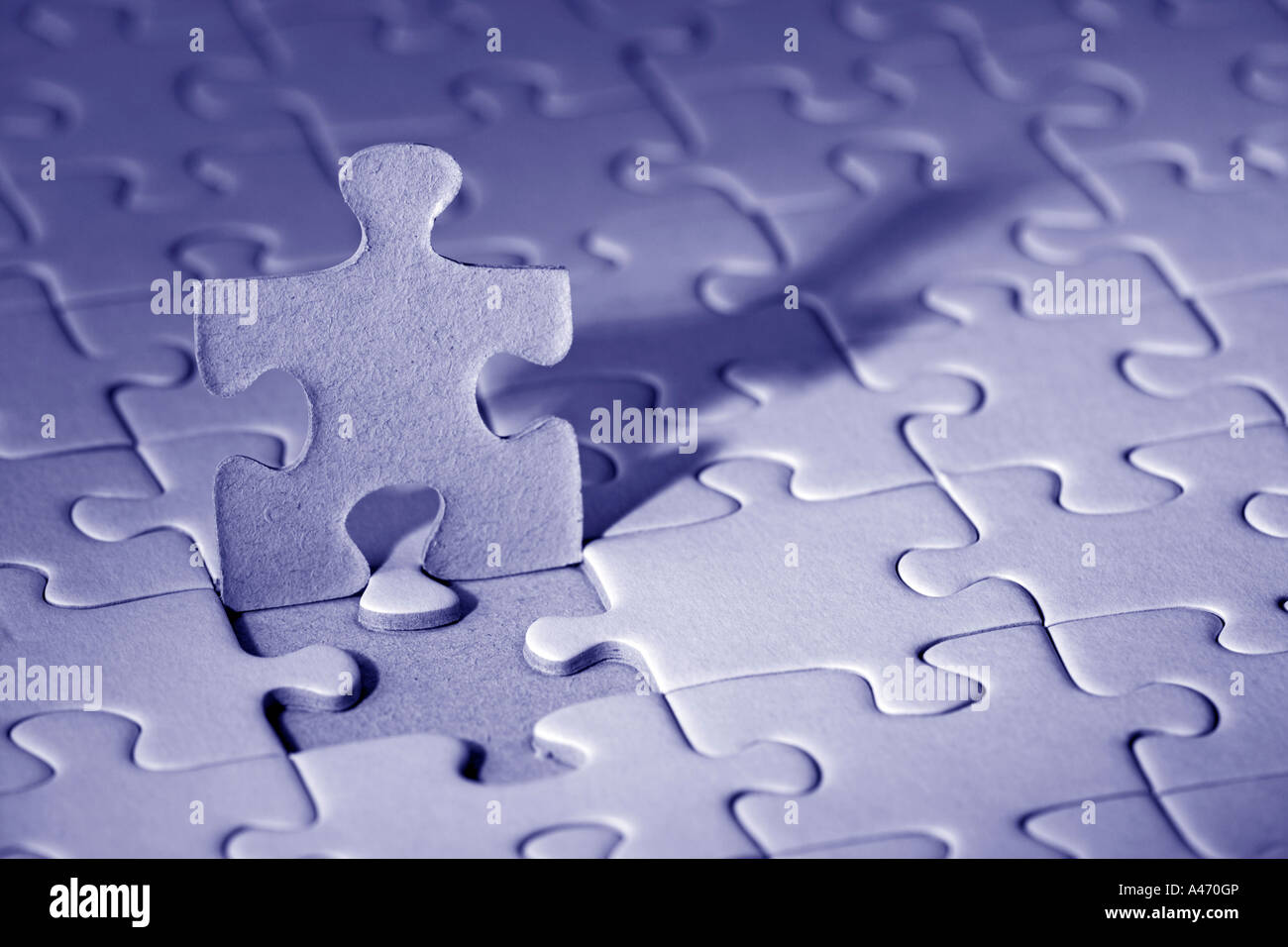 Weiße Jigsaw Puzzle, das letzte Stück fast fertig Stockfoto