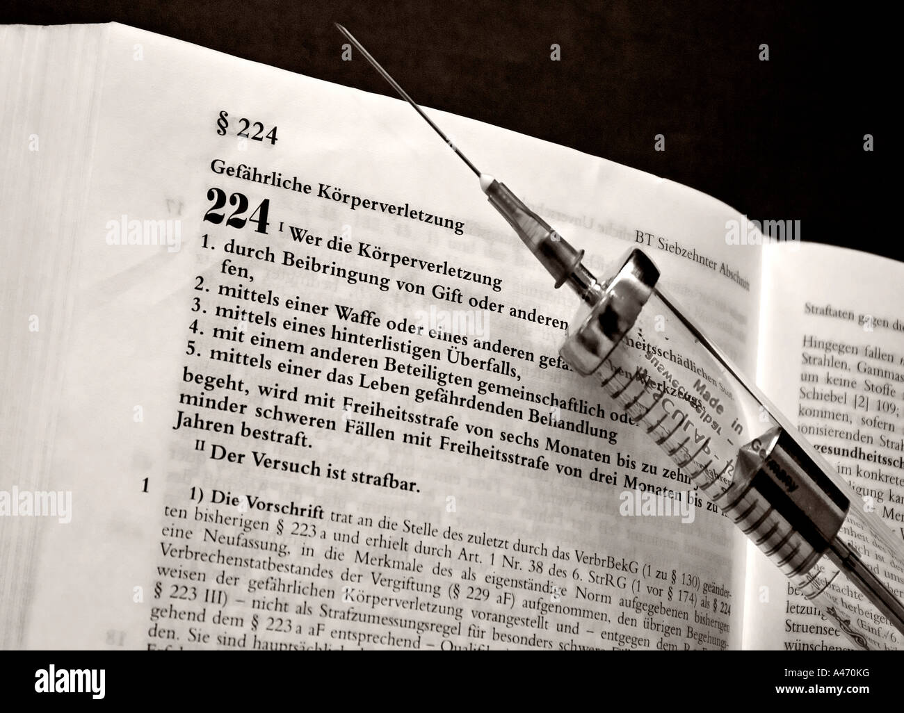 Nadel mit Gesetzbuch als Symbol für Personenschäden Stockfoto