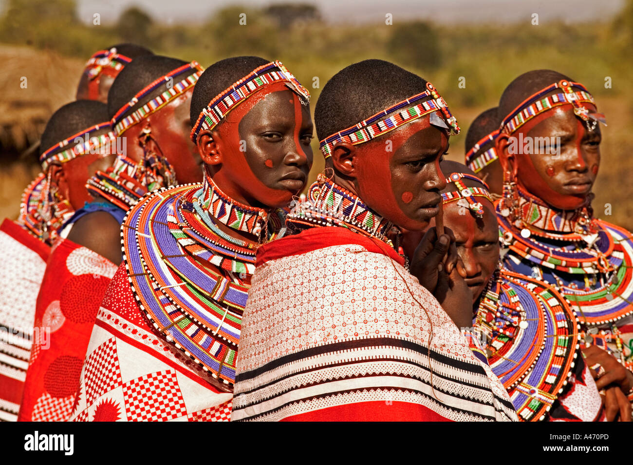 Unverheiratet Maasai Mädchen mit Perlenketten und bunte Kleidung im Maasai Zeremonie in der Nähe von Amboseli National Park Stockfoto