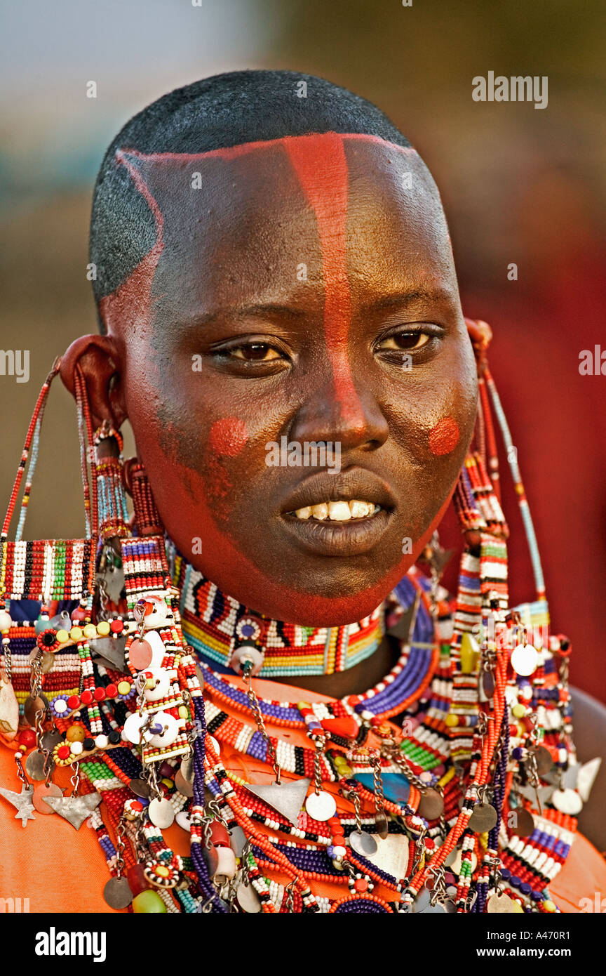 Massai Frau beliebte Halsketten getragen von Maasai ist eine flache Scheibe, die den Hals umgibt Stockfoto