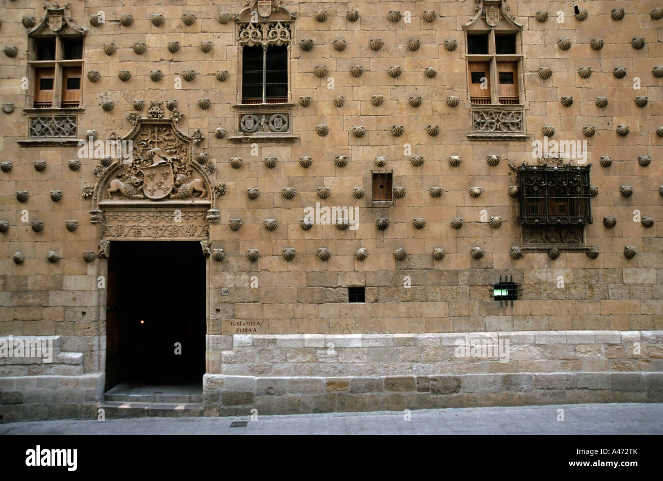 Fassade der Stadtbibliothek mit Jakobsmuschel Spanien Salamanca Stockfoto