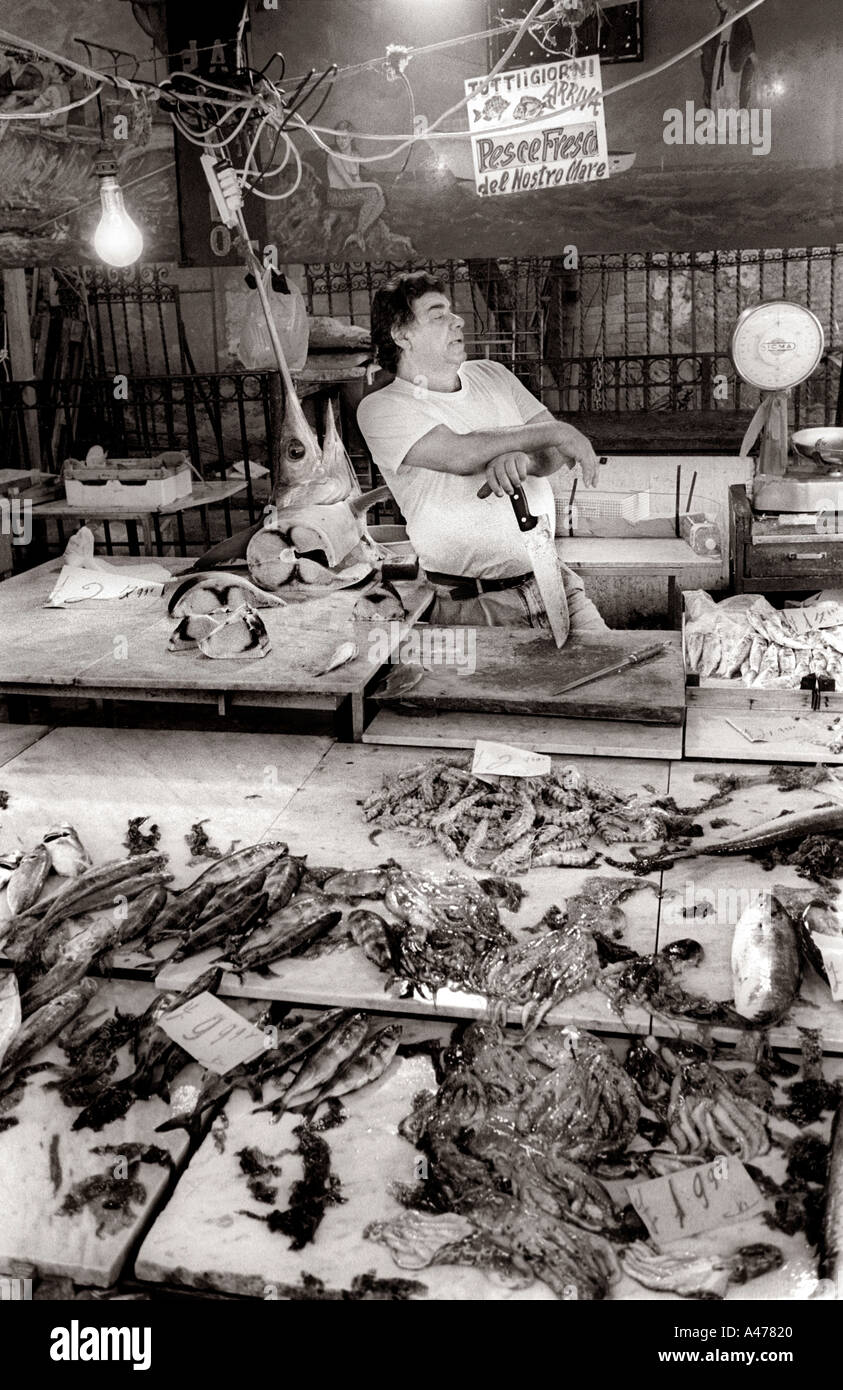 Fischverkäufer in sizilianisches Marktes Palermo Stockfoto