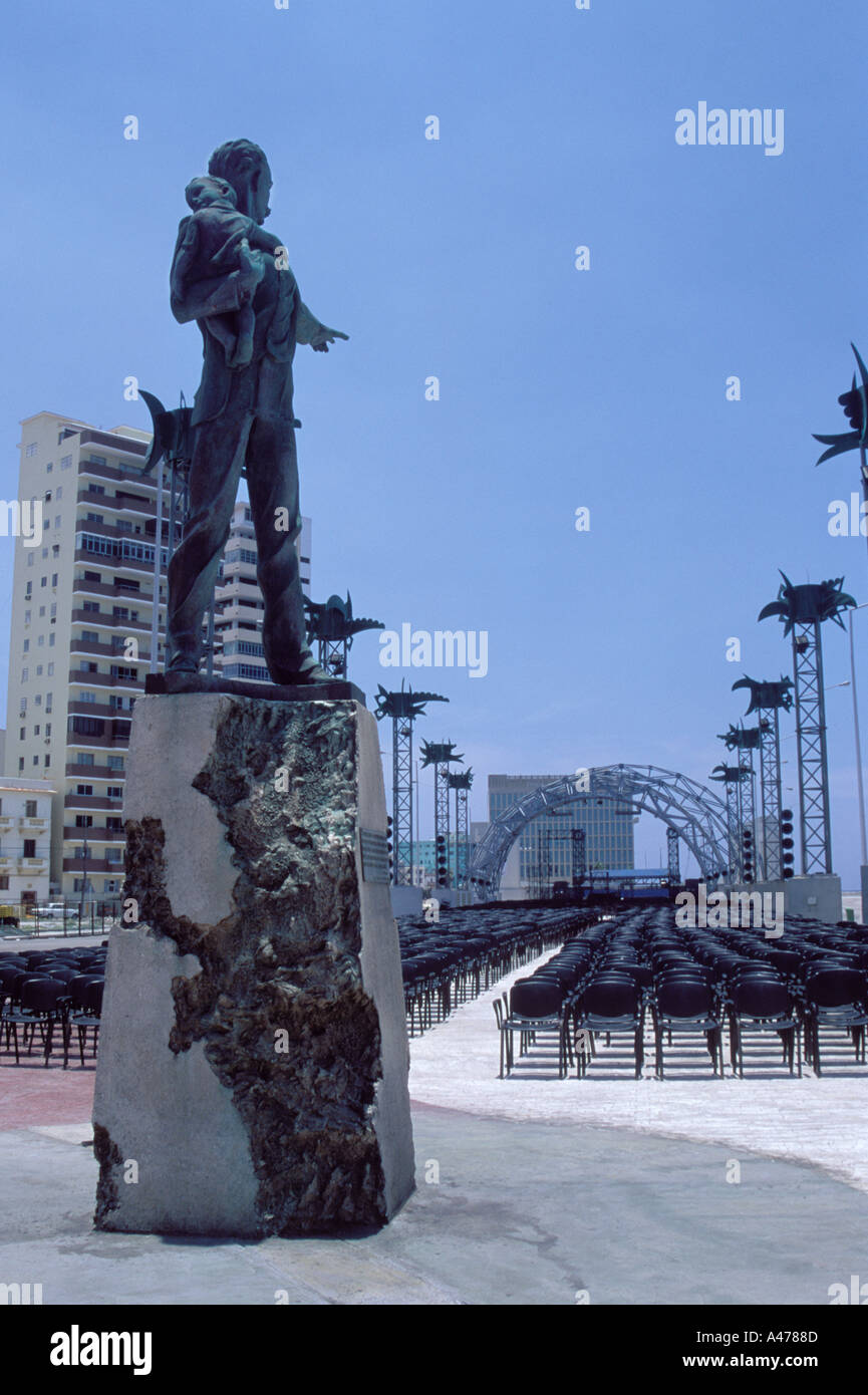 Entlang des Malecon eine Statue von Jose Marti interessieren, halten Elian Gonzalez vor und zeigte auf die USA bauen Havanna Kuba Stockfoto