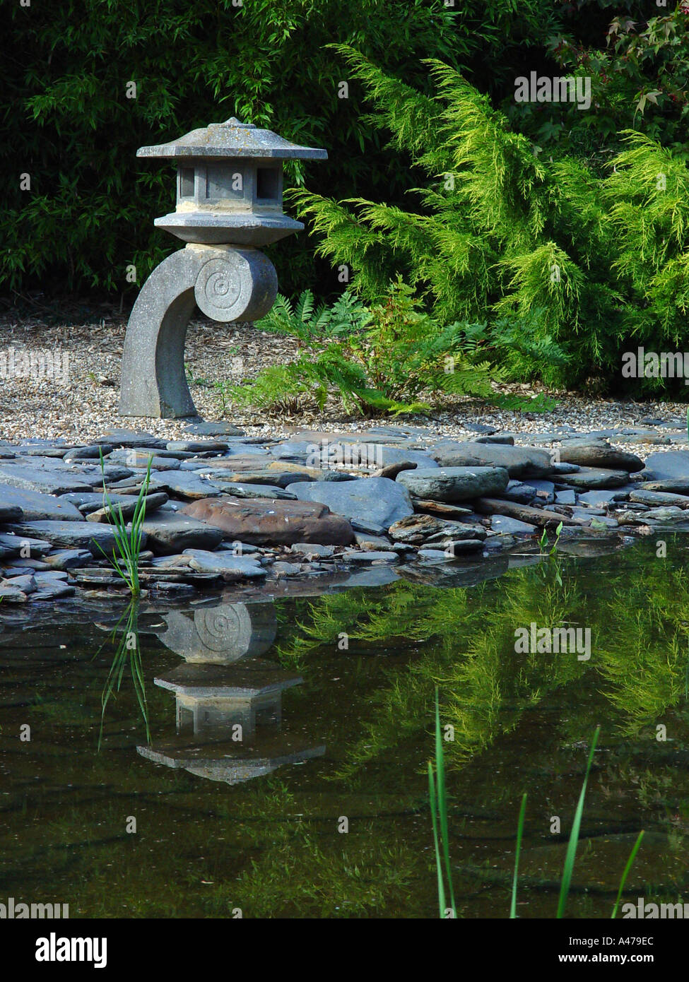Blick auf den Garten japanische Laterne Teich Stockfoto
