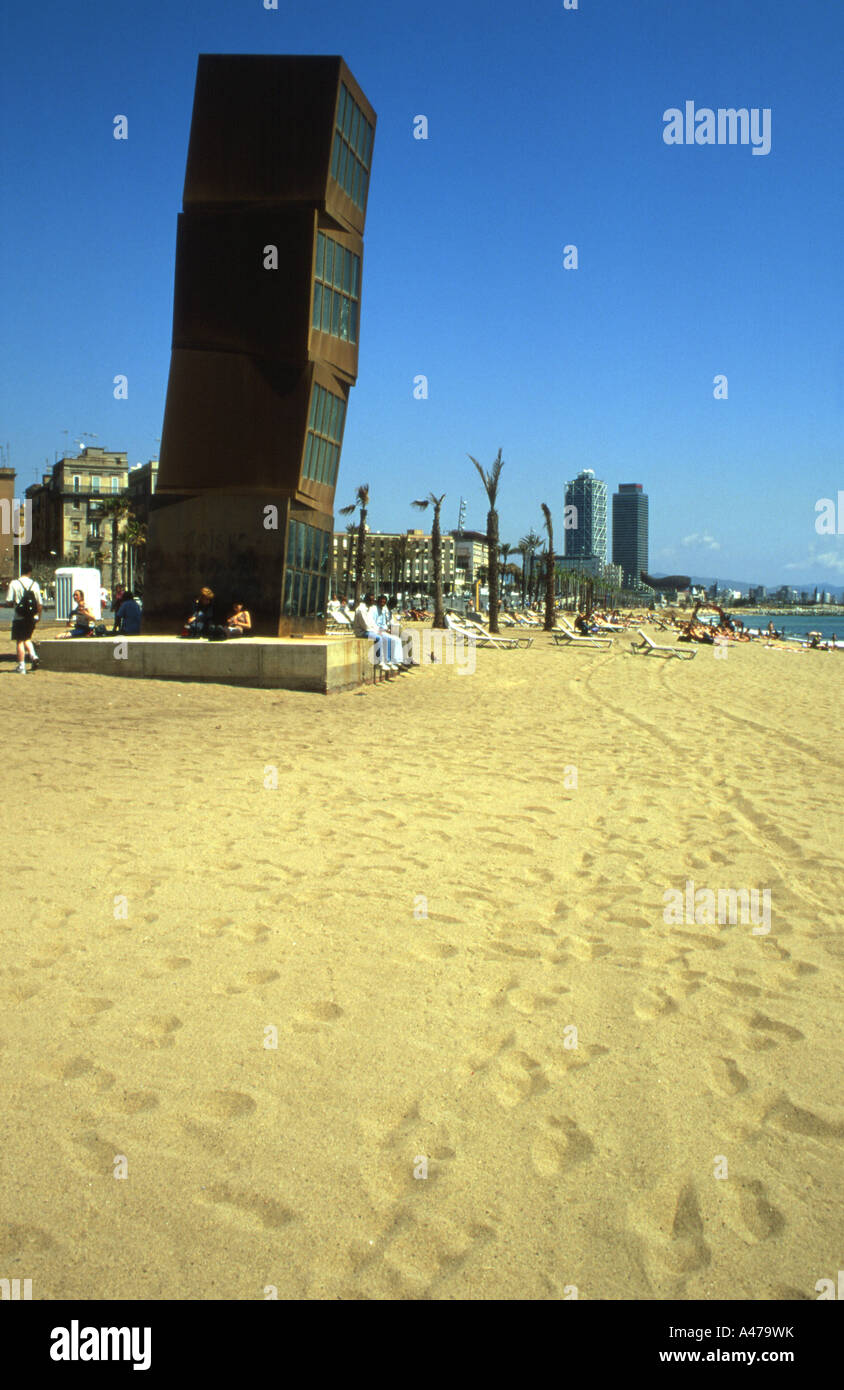 Der Strand von Barceloneta, Homage à la Barceloneta Skulptur von Rebecca Horn, Barcelona, Spanien Stockfoto