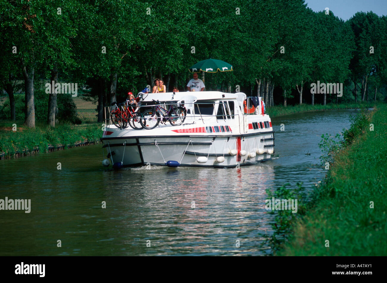 Schiff auf canal du Nivernais Stockfoto