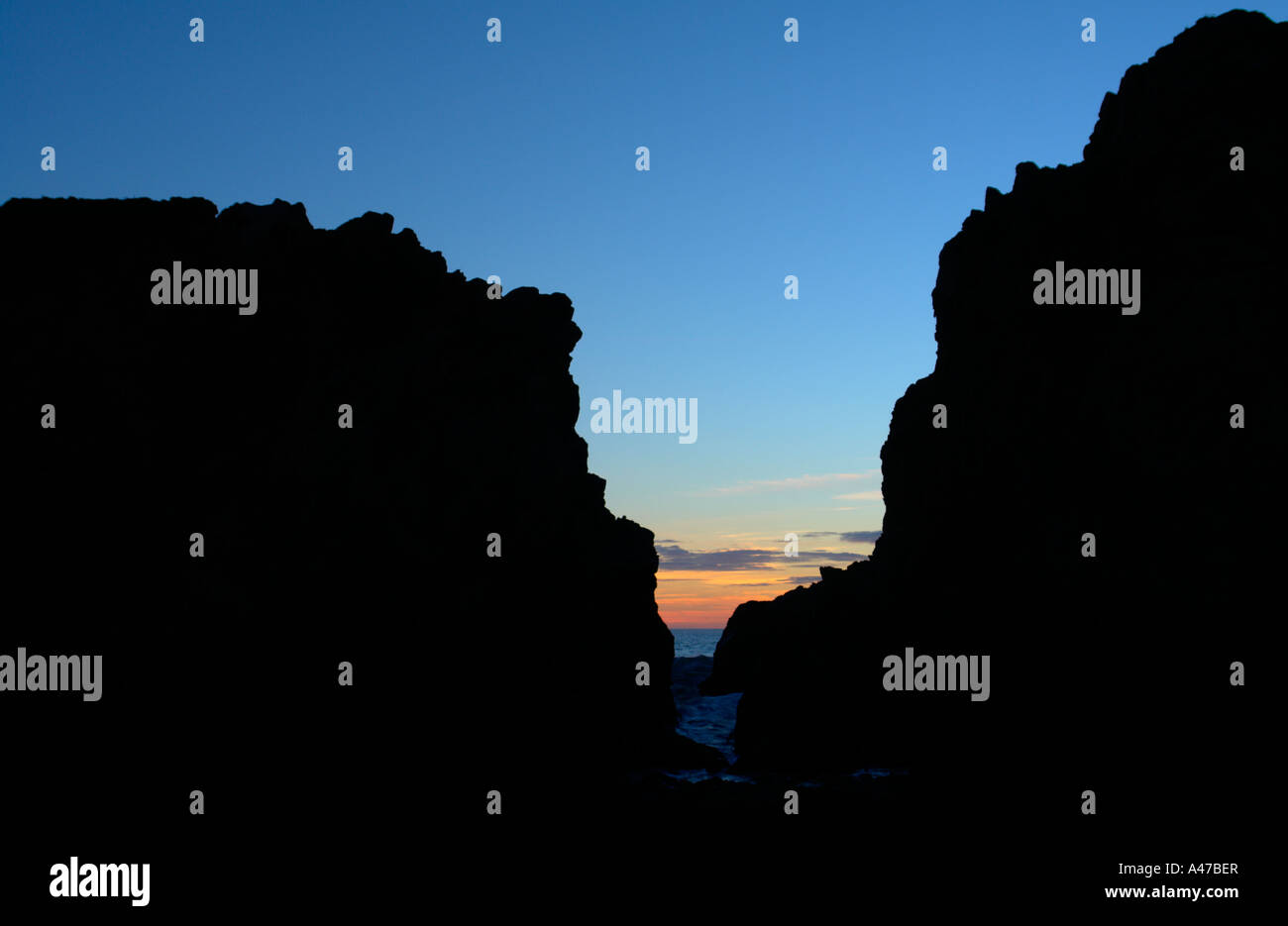 Sonnenuntergang über einem Felsen Riss am Big Sur, Kalifornien, USA Stockfoto