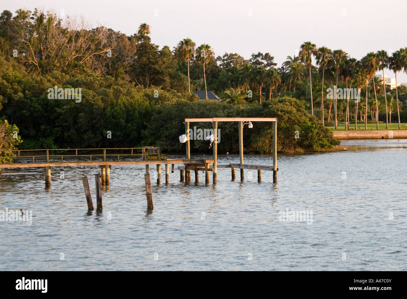 Pier und Dock mit Bootslift Stockfoto