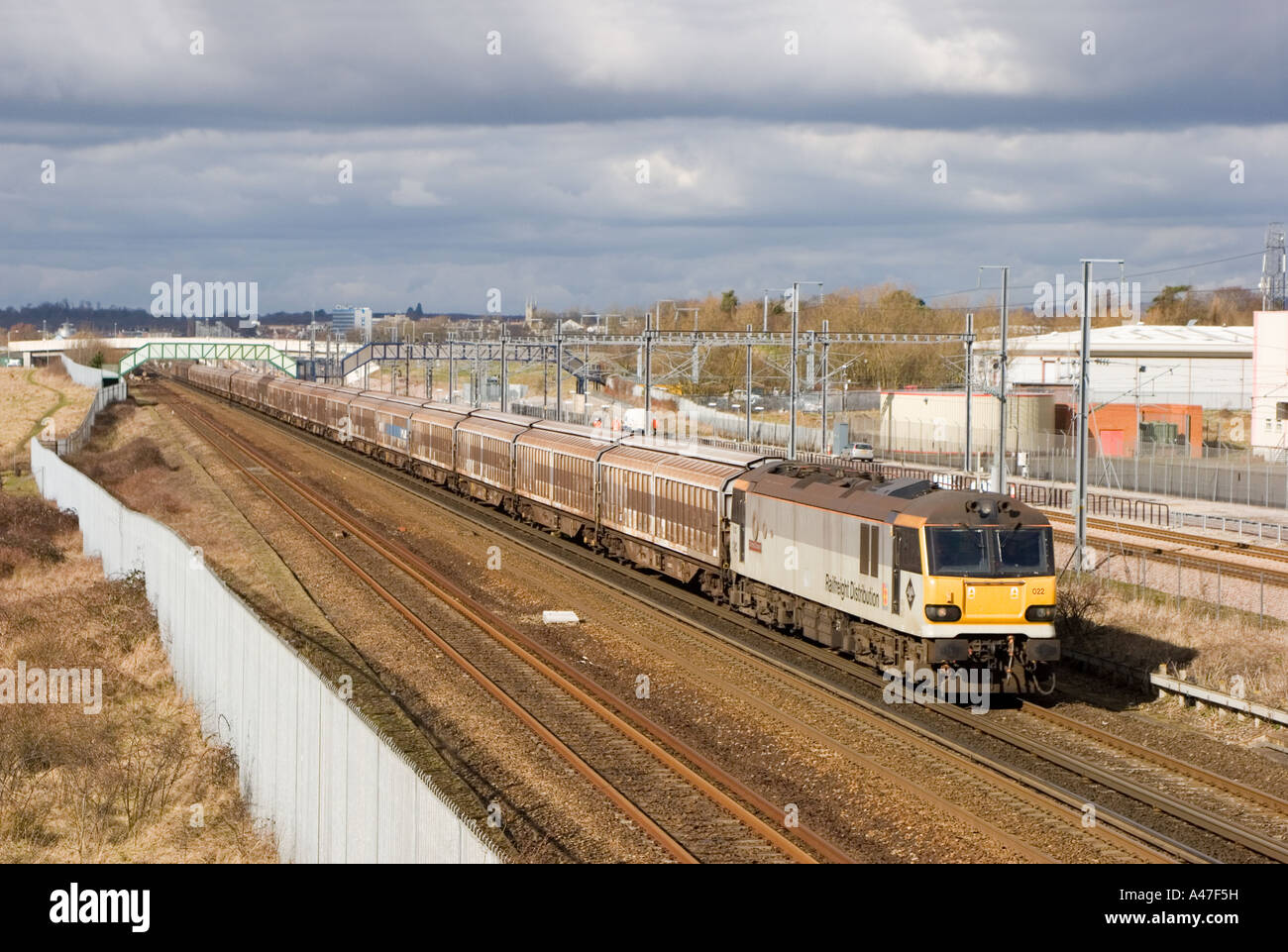 Elektrolokomotive der EWS-Klasse 92 Nr. 92022 mit einem Güterzug im Ärmelkanaltunnel in der Nähe von Sevington in Kent. Stockfoto