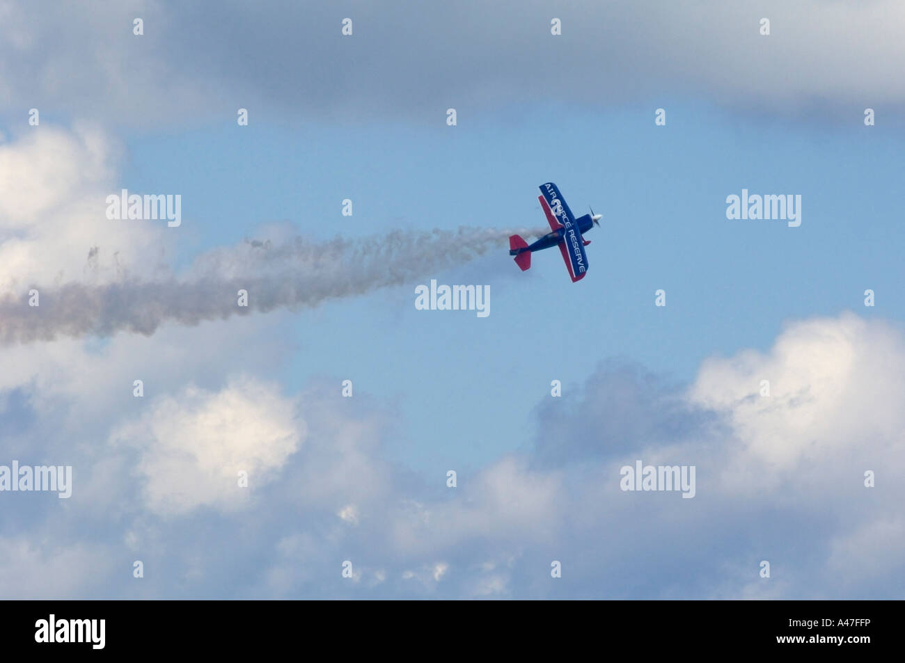 US Air Force Reserve Command Trick Doppeldecker fliegen Kopf mit Strom von Rauch über den Himmel auf der Chicago Air Show 2006 Stockfoto