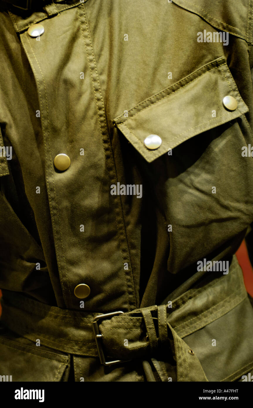 Mannequin mit einer vier Pocket olivgrün militärischen Stil Jacke mit Druckknöpfen und Gürtel Stockfoto