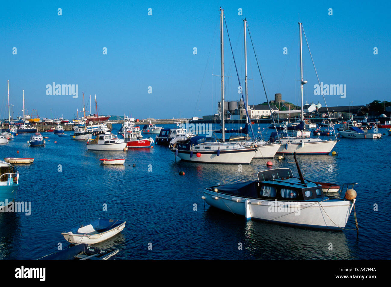 Boote im Hafen von St. Sampson Stockfoto